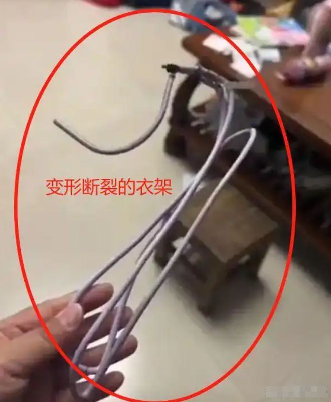 群令人窒息的7分钟要求老师放弃周微凯发k8登录“衣架都打变形了”家长(图7)